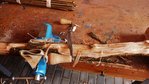 Sapling1 006.JPG (297.45 KiB) 5711 mal betrachtet Ich benutze bei Holler immer ein etwas stumpfes Ziehmesser, da die Rinde recht weich ist.