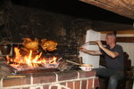 Zwei je 4 Kg Hühner verarztet und auf dem Spieß fixiert, dann schön gesalbt und in die Sonne gestellt zum Aufwärmen. Damit sie keinen Sonnenbrand bekommen werden sie von jedem ab und an gewendet