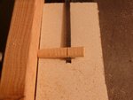 Das  Stück Holz mit dem Einschnitt ist ein &quot;Messinstrument&quot; zum Ausrichten...