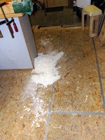 Hier liegen wieder etwa 200 g Ex-Rohling auf dem Boden der Werkstatt. "Mühsam nährt das Eichhörnchen."