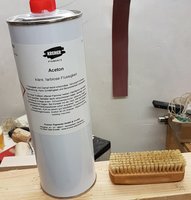 Zur Reinigung der Teile Bürste und Aceton
