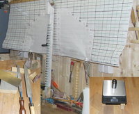 Die Waage unten rechts im Bild wird regelmäßig (arbeitstäglich und nach Standortwechsel) mit einem Prüfgewicht auf Richtigkeit überprüft.