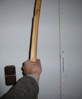 Der Pfeil wird unter dem Klebeband eingenockt