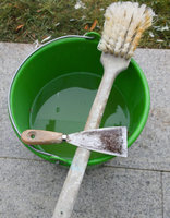 Spachtel, heißes Wasser und Bürste