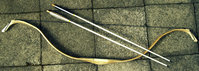 P1012947_FC.jpg (568.27 KiB) 2421 mal betrachtet Bogen "betriebsbereit". 1 Pfeil mit Jagdfasan-Feder und 1x mit Krähenfeder (fliegt gut).