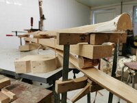 und in ein Korsett gezwängt