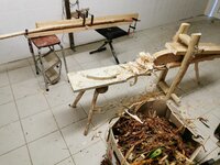 Ulme entrindet, gemessert und eingespannt.jpg (333.67 KiB) 3007 mal betrachtet Ulme entrindet, aufs Mark gemessert (hier habe auch ich erkannt, dass mein Hartriegel eine Ulme ist) und ins Korsett gezwängt.