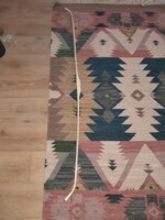 Ich habe den Bogen mit Hufhobel, Ziehmesser, Schweifhobel und Ziehklinge soweit runtergearbeitet bis er sich im Bodentiller leicht biegen hat lassen. Danach gings ins Wohnzimmer zum trocknen.