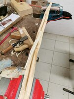 25.1.2ß22 Schwarzdorn Keil für Entlastungsschnitt.jpg (242.76 KiB) 1633 mal betrachtet Für den Ausgleichsschnitt des Schwarzdorn habe ich heute einen Keil geschnitzt und mit rein zum Trocknen genommen