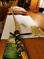 Dann habe ich den Entlastungsschnitt mit einem Keil ausgeleimt und Horntipps aufgeklebt