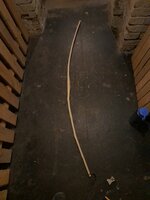 der untere WA im Bild wird wohl der obere, wegen der deflexen Welle gleich unterm Griff. Was auf dem Bild nicht zu sehen ist: beide WA haben etwa im selben Abstand wechsel von deflexen Stellen wegen den hollertypischen Knoten, dazwischen sind sie Reflex... das Tillerbild wird spaßig  >:)
