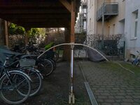 20220205_142745.jpg (184.64 KiB) 8026 mal betrachtet fast Vollauszug. Sieht komisch aus... so nach griffnaher Biegung. Passt aber, die kleinen Reflexe arbeiten gut mit, und die deflexen Wellen beidseitig des Griffs sind etwas steifer. Der Griff trägt auch etwas zur Biegeung bei.