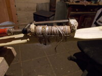 mit Schnur und Schraubzwinge irgendwie in Position gehalten