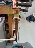 2 kleine Holzstücke ungenau für ein verlorenes Bruchstück eingefügt. Das Epoxid füllt die Lücken