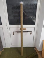 Ulme auf 170cm gekürzt und gespalten mit Schnitzmesser und Keil