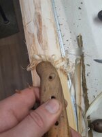 Borke und den Großteil vom Bast mim Schnitzmesser entfernt, anschließend mit nem Restholz den Bast abgekratzt