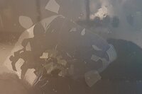 gestern hatte ich übrig gebliebenen Fischleim dick auf mein Klebebrett gepinselt. Der Leim ist getrocknet weniger flexibel als erwartet - ein weiterer Minuspunkt. Bei der Dicke sollte sich das nicht so zersplittern