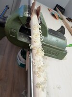 Anschließend mit der Ziehklinge Material abtragen. Ich arbeite ab dem Bodentiller eigentlich nur noch mir der Ziehklinge, da ich keine Lust hab grobe Raspelspuren rauschleifen zu müssen