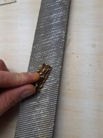 Und auf der feinen Seite des Hufhobels plan gemacht. Die Wurfarmenden werden ebenfalls mim Hufhobel plan gemacht. Anschließend mit einer Säge angerauht und entfettet