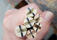 Nockschlitze.jpg (213.05 KiB) 4270 mal betrachtet Nockschlitze, nicht super präzise, die Schäfte sind aber auch nicht super präzise. Treffen kann man mit sows trotzdem gut