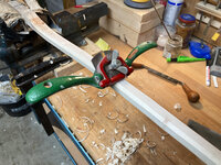 Harti_Schweifhobel.jpg (756.66 KiB) 4371 mal betrachtet Beim Ausarbeiten des runden Profils war ich sehr froh über den alten Schweifhobel meines Großvaters - ein tolles Werkzeug - das bisher vor allem viel rumhing.