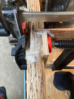 Wolf_klebt.jpg (433.63 KiB) 4371 mal betrachtet Der Keil wurde mit Weißleim eingeklebt und zur Sicherheit mit einer Zwinge fixiert, obwohl die Klemmung vermutlich ausgereicht hätte, da bewegte sich nichts mehr.