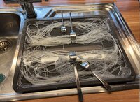 Einweichen der Straußensehnen, Tränken im Leim, Aufkleben, Gelieren lassen, Wickeln mit breitem Hosengummi und Saunagang bei 55 Grad für 30 Minuten, Abkühlen lassen und Auswickeln