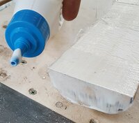 Enden der Hainbuche mit Holzleim eingeschmiert