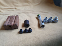 20240106_114346.jpg (581.44 KiB) 3891 mal betrachtet von links:Schleiflade mit verschiedenen Durchmesser, der Komprimierer; verstellbar mit drei Aufsätzen der gängigen Holzschaftdurchmesser und Spitzen- und Nockanspitzer, nutze ich kaum weil funzt bei mir nicht so recht