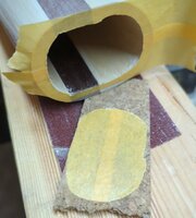 Ausgeschnitten und auf ein Stück Kork geklebt