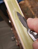 Bambus Kleberreste mit Skalpell entfernen