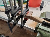 Ich habe den Griff zuerst mit einem Reststück der Ulme aufgebaut dabei aber die Klebefuge etwas versaut und deswegen ein frisches Stück Walnuss aus der Restekiste aus Frust verklebt. Da ja sogar Osage genommen werden darf dürft ihr mich gerne steinigen...