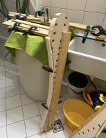 Haselleiste aufgespannt, dahinter Holunder aufgespannt