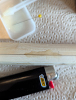 Dann mit einem Feuerzeug den Epoxy verflüssigt damit es in den Spalt rein läuft. Ich hoffe das es so hält.
