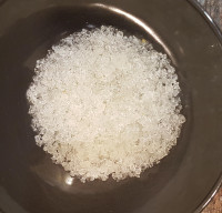 Fischleim Warmleim, schön klar, ohne Farbe  sieht für mich eher nach tech. Gelatine aus. Das Zeuch klebt höllisch gut, ist dünnflüssiger als Hautleim und hat eine niedrigere Geliertemperatur