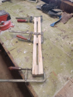 Schön gegenläufig mit Schraubzwingen fixiert