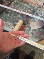 Zwischen nocke und dem Horn wird gewickelt. Evtl. An anderen Stellen auch ums uriger zu machen