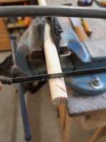 Schulter circa 2mm tief einsägen. Breite circa 12-13mm