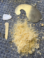 die Späne mit den benutzten Werkzeugen