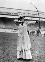 Lottie_Dod,_vice-championne_olympique_de_tir_à_l'arc_en_1908.jpg