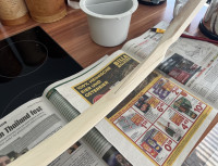 Einstreichen mit heißem Wasser, beim Trocknen wird es schön rauh