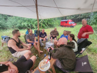 Im Uhrzeigersinn von links nach rechts: fka, Hieronymus, Theron, Neumi, F'al Gran, Sanne und Fatz. Rechts noch Doralf