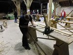 new_7.jpg (215.05 KiB) 2698 mal betrachtet Dies änderte sich jedoch bald und schnell war die Scheune von fleissigen Bogenbauern bevölkert. Holger an seinem Hickory Flatbow
