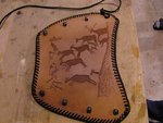 Auch Lederbearbeitung war wieder ein grosses Thema heuer. Lothars Armschutz mit Steinzeitmotiv und Umflechtung