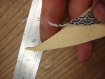 am unteren Ende lässt man einen kleinen Zipfel stehen der wird unter geschoben und das Leder so fixiert