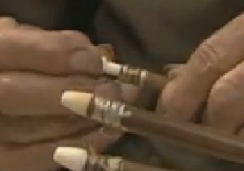 Einsetzen der Hornnocken in den Bambusschaft