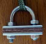 Detailansicht.<br />Die Lederstücke sind zur Schonung des gefinnishten Bogens und passend zurechtgeschnitten,<br />die Löcher für die Schrauben wurden ausgestanzt.