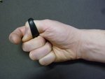 P1030795.jpg (152.07 KiB) 3573 mal betrachtet Die 69: Die Daumenspitze steht steil auf dem Mittelgelenk des Mittelfingers (einige stecken sie sogar leicht unter den Mittelfinger). Der Zeigefinger ist hier zu Darstellungszwecken "abgehoben", er liegt eigentlich auf der Daumenspitze auf.