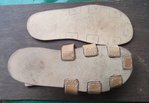 DSCF5116.JPG (111.19 KiB) 18209 mal betrachtet Der Sitz und die Nahtstellen werden <br />auf der Unterseite des Fußbetts angezeichnet.<br />Ist das Ledermaterial ausreichend stark,<br />kann man die Auflageflächen der Riemen<br />im Fußbett versenken, so daß man <br />dort wieder eine einigermaßen<br />glatte Fläche kriegt...<br />Das Fußbett wird an den Rändern <br />eingekerbt, damit die Riemen<br />später nicht an den Sohlenrändern<br />"herausquellen"...