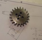 Zahnflanken am Bandschleifer grob schleifen.